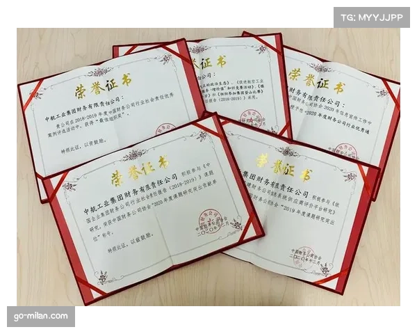 三明市科协二级调研员黄文海 为获奖选手颁发荣誉证书